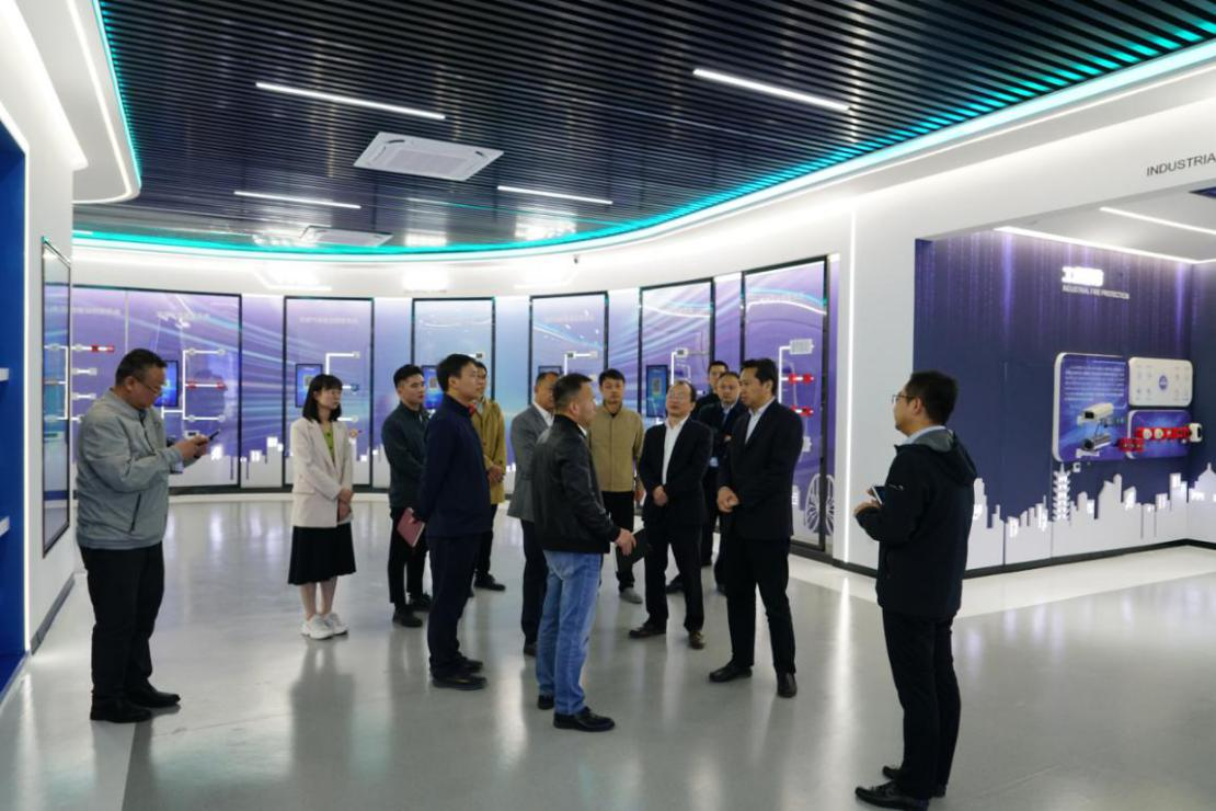 安徽省數(shù)據(jù)資源管理局黨組成員、副局長 王愛學(xué)一行調(diào)研依愛消防